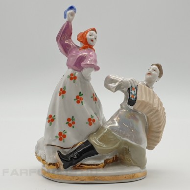 Фарфоровая статуэтка "Танец с гормошкой" (Перепляс). Дулево, 1965 год.