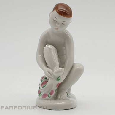Фарфоровая статуэтка "Мальчик с полотенцем" из серии "Счастливое детство" ЛФЗ.