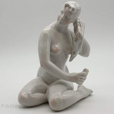 Фарфоровая статуэтка "Утро" (Девушка с гребешком). Дулево