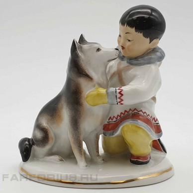 Фарфоровая статуэтка "Мальчик - якут с собакой" (Дружба). ЛФЗ