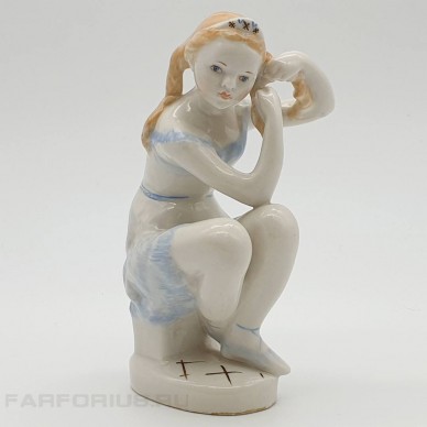 Фарфоровая статуэтка "Перед выступлением" (Юная балерина, заплетающая косички). ЛФЗ