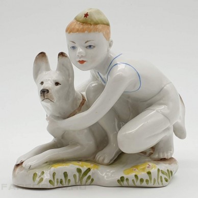 Фарфоровая статуэтка "Юный пограничник" (мальчик с собакой). ЛФЗ