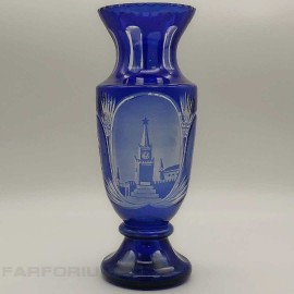 Кобальтовая ваза с изображением Спасской башни Кремля.