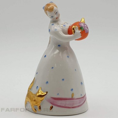 Фарфоровая статуэтка "Девушка с чайником". Дулево.