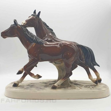 Фарфоровая статуэтка "Бегущие кони". Hertwig