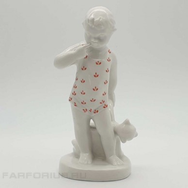 Фарфоровая статуэтка "Мальчик с мишкой". Песочное