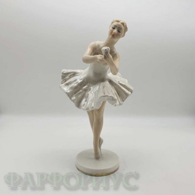 Фарфоровая статуэтка "Балерина с цветком". Ленинградский завод фарфоровых изделий