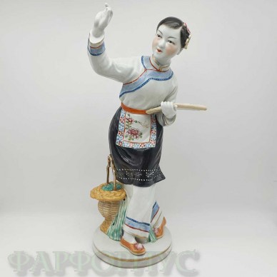 Антикварная фарфоровая статуэтка "Китаянка с веером" (Танец с веером). Старый Китай
