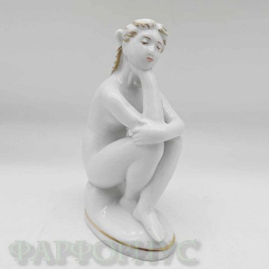 Фарфоровая статуэтка "На пляже" (Купальщица). ЛФЗ Фарфоровая статуэтка "На пляже" (Купальщица). ЛФЗ