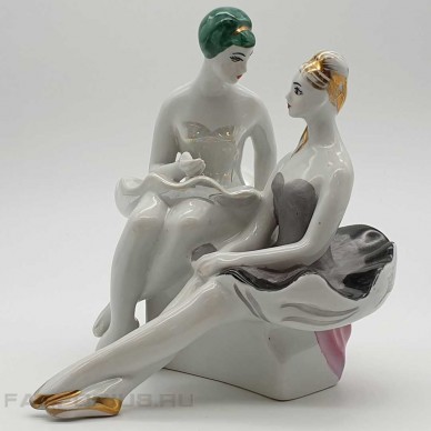 Фарфоровая статуэтка "В антракте" (Две балерины). Киев