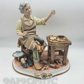 Статуэтка "Сапожник с нитью". Capodimonte