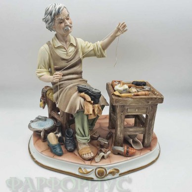 Статуэтка "Сапожник с нитью". Capodimonte Италия