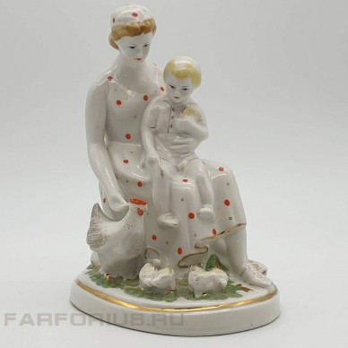 Фарфоровая статуэтка "Мама с ребенком, кормят кур". Чудово