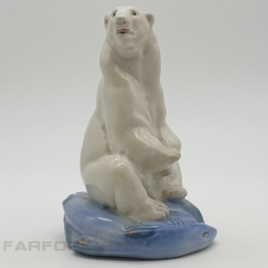 Фарфоровая статуэтка "Белый медведь с рыбой". Гжель