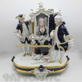 Статуэтка "Дама в портшезе с кавалерами". Royal Dux Статуэтка "Дама в портшезе с кавалерами". Royal Dux