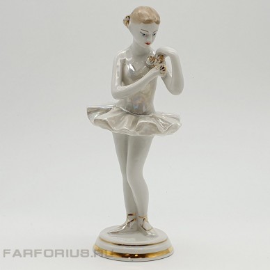 Статуэтка "Балерина с цветком". Вербилки